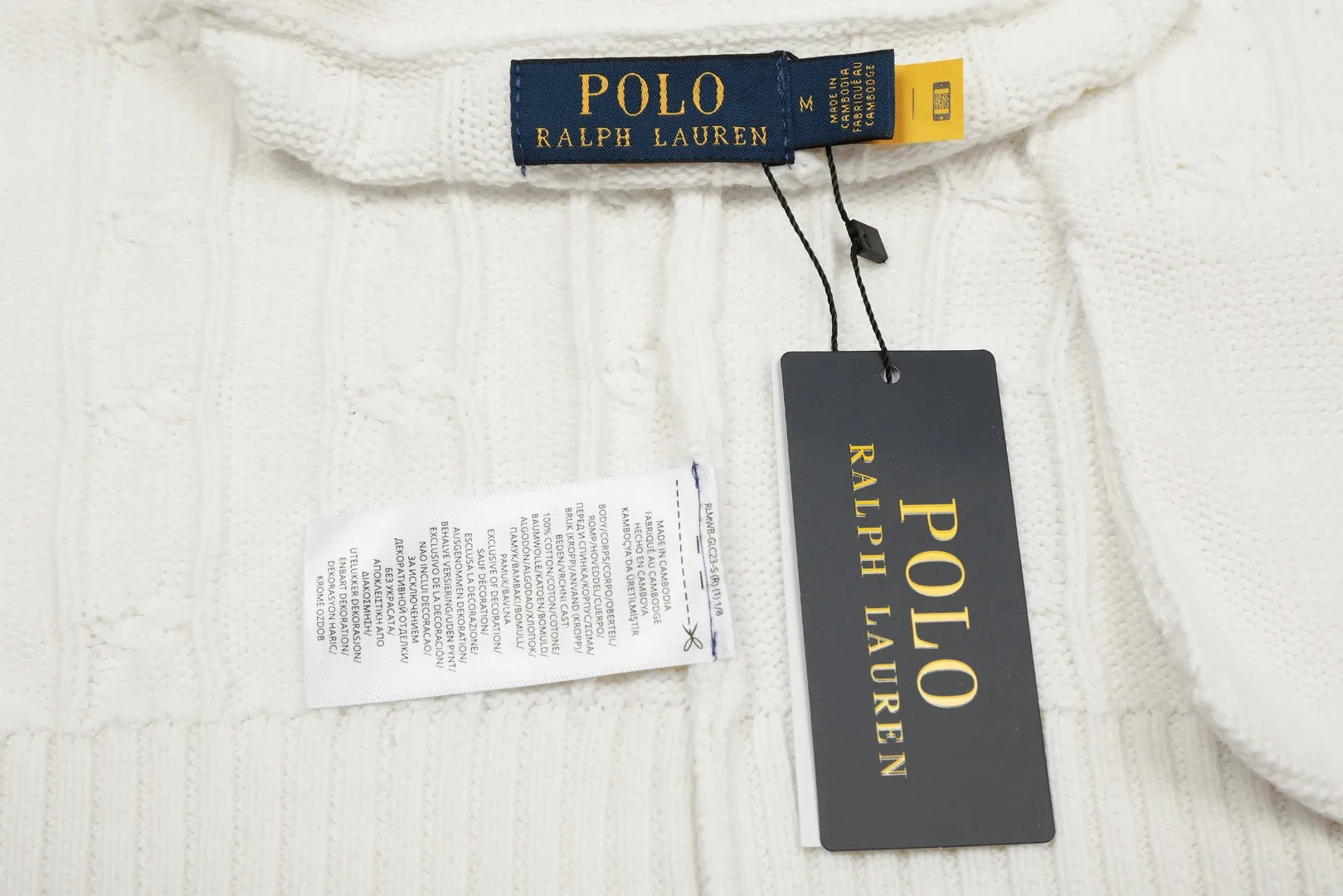 P270 Top quality" Style number: DS013# [Ralph Lauren V-neck solid color pony embroidered logo twist knitted cardigan] ✅Ralph Lauren classic basic versatile all-season couple knitted cardigan jacket ✅Main supplier platform live broadcast Wholesale entities will be replenished if out of stock, will not be removed from the shelves ✅ZP quality 1:1 version Scan the code to enter the GF website Counter quality ✅Detailed quality The only one in Guangzhou Imported quality cotton yarn, focusing on high-end Needless to say, cost-effective and good quality. ✅The version is restored to the original size. The maximum size can be worn up to 200 pounds. Loose, comfortable and stress-free. ✅The upper body is simple and easy to match. A must-have for ootd. Good-looking clothes are never picky. A must-have for men and women with the same style. Recommended for couples. Size: S-XL. Color: black, navy, off-white, gray, light blue, khaki.